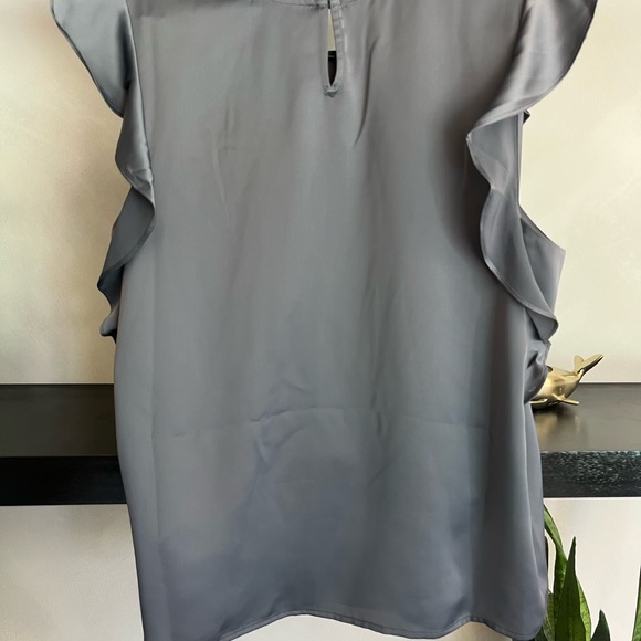 Beautiful grey top - Picture 2 of 4